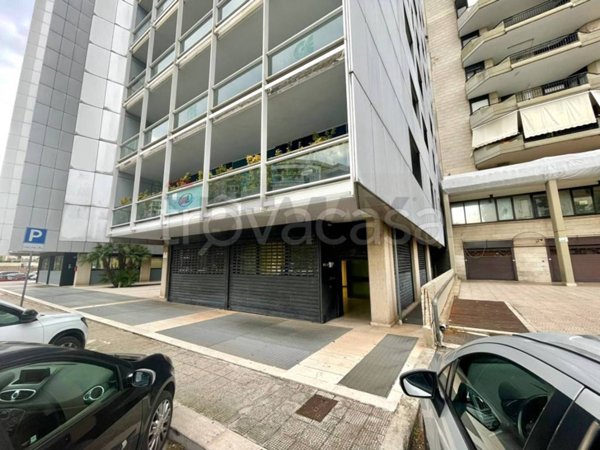 negozio in affitto a Bari in zona Picone