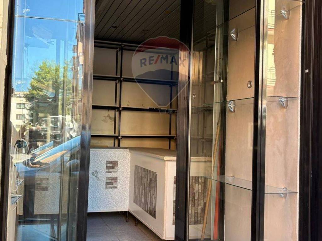 negozio in affitto a Bari in zona Poggiofranco