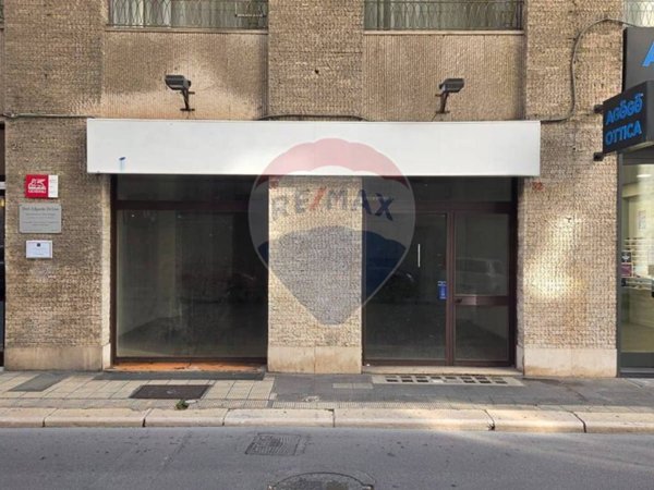 negozio in affitto a Bari in zona Murat