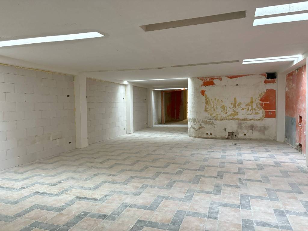 negozio in affitto a Bari in zona Murat