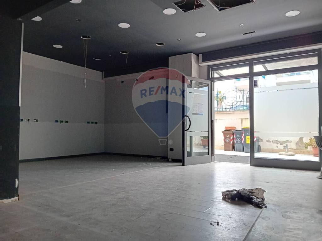 negozio in affitto a Bari in zona Torre a Mare
