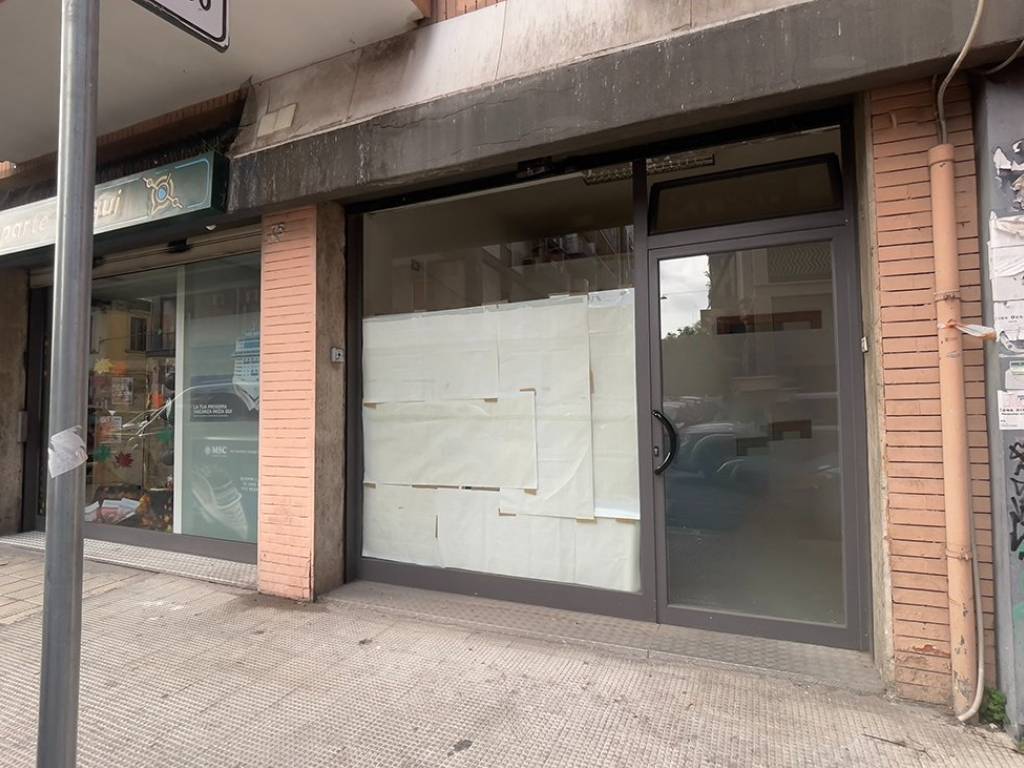 negozio in affitto a Bari in zona Carrassi