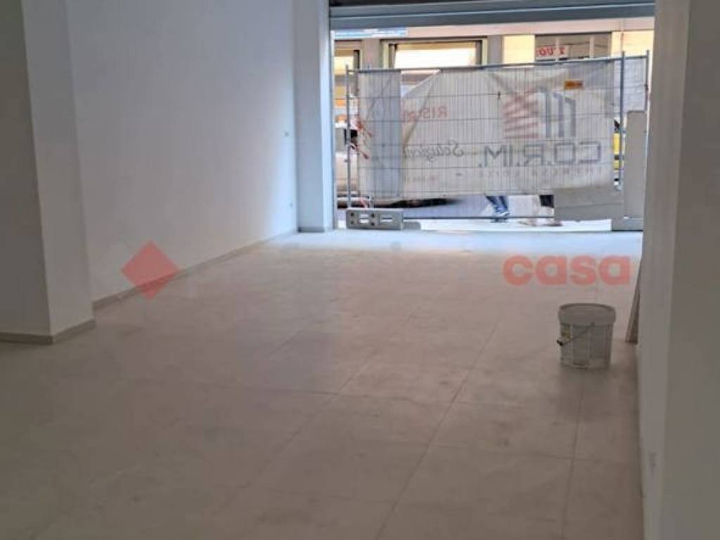 negozio in affitto a Bari in zona Picone