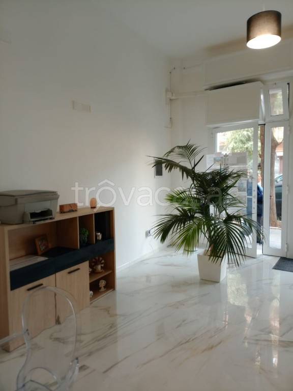 negozio in affitto a Bari in zona Picone