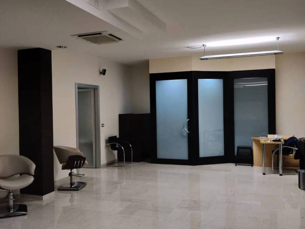 negozio in affitto a Bari in zona Palese/Macchie