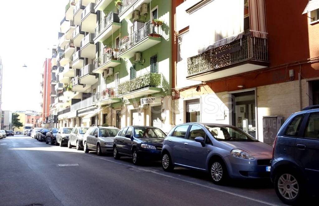 negozio in affitto a Bari in zona Carrassi