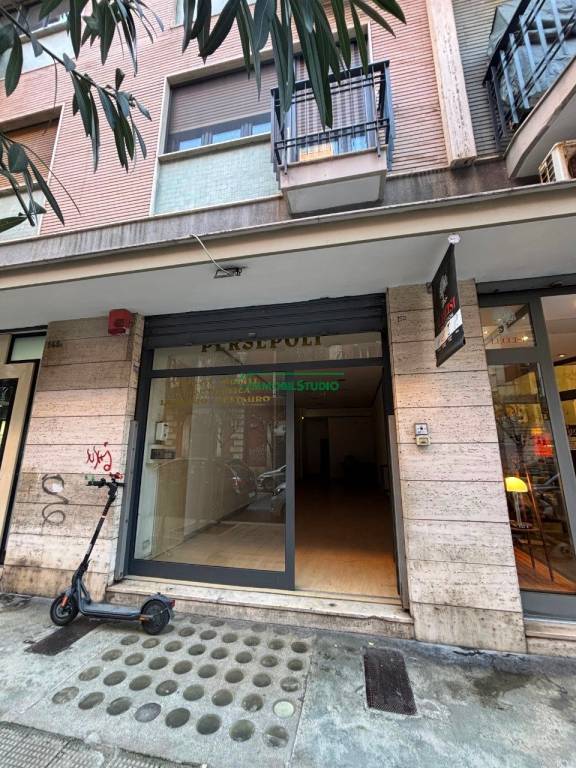 negozio in affitto a Bari in zona Murat