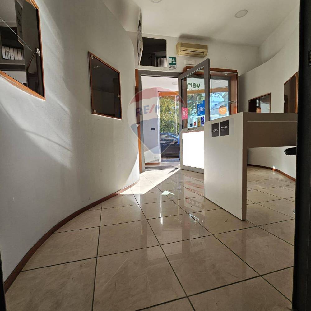 locale commerciale in affitto a Bari in zona Murat