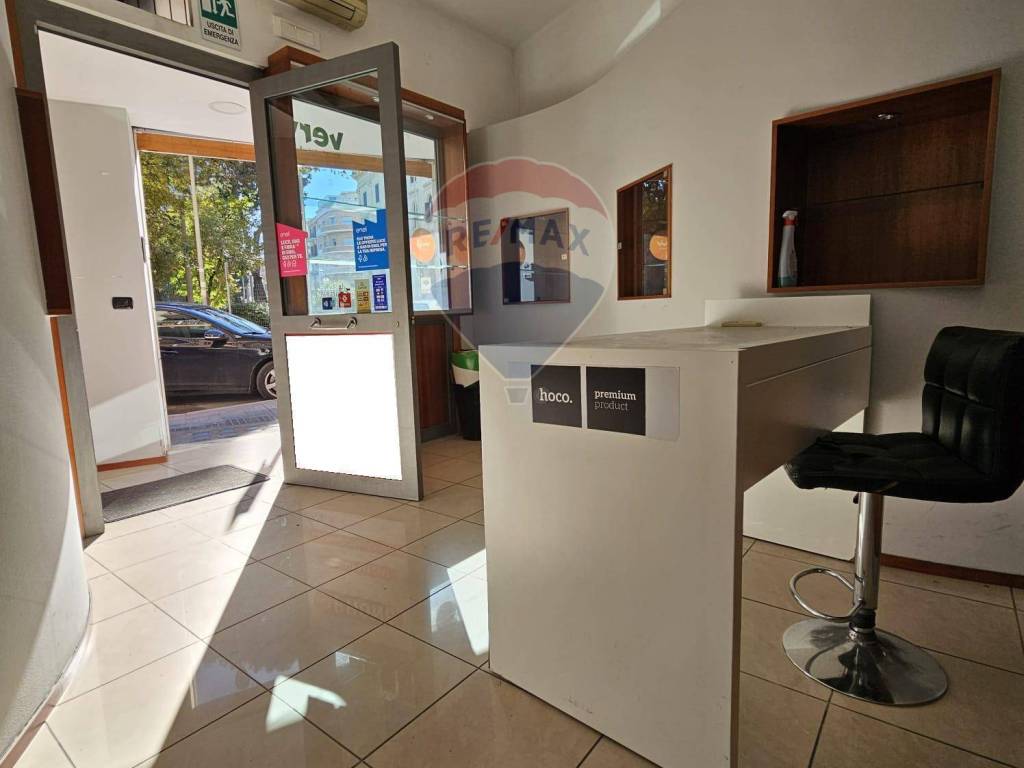 negozio in affitto a Bari in zona Murat