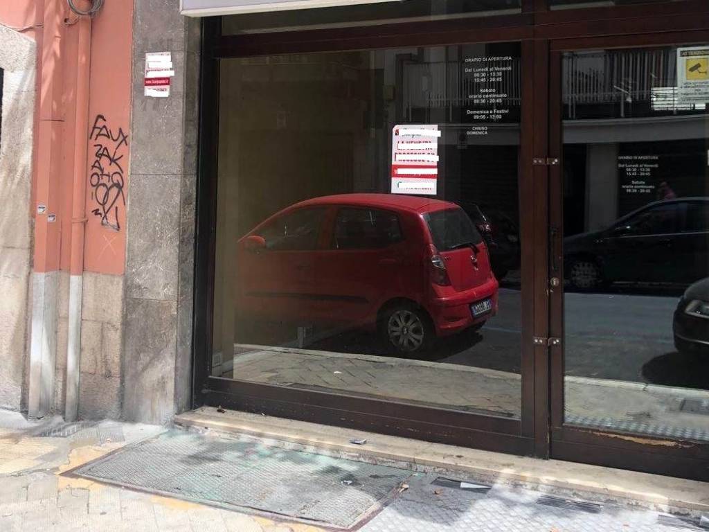 negozio in affitto a Bari in zona Murat