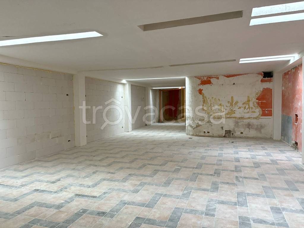 locale commerciale in affitto a Bari in zona Murat