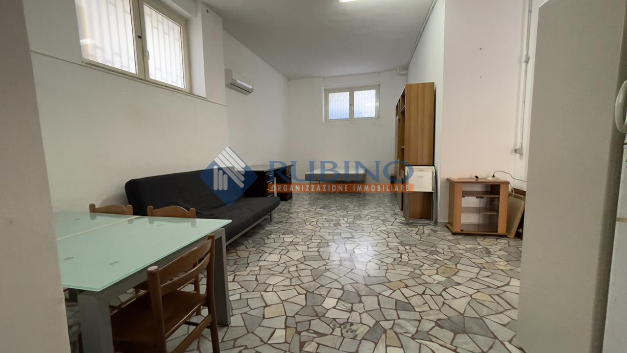 locale di sgombero in affitto a Bari in zona San Pasquale