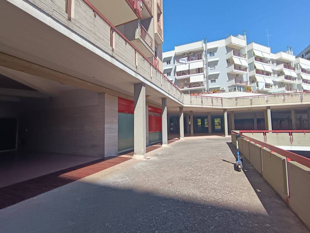 negozio in affitto a Bari in zona Poggiofranco