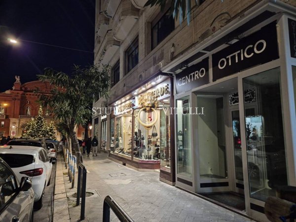negozio in affitto a Bari in zona Murat