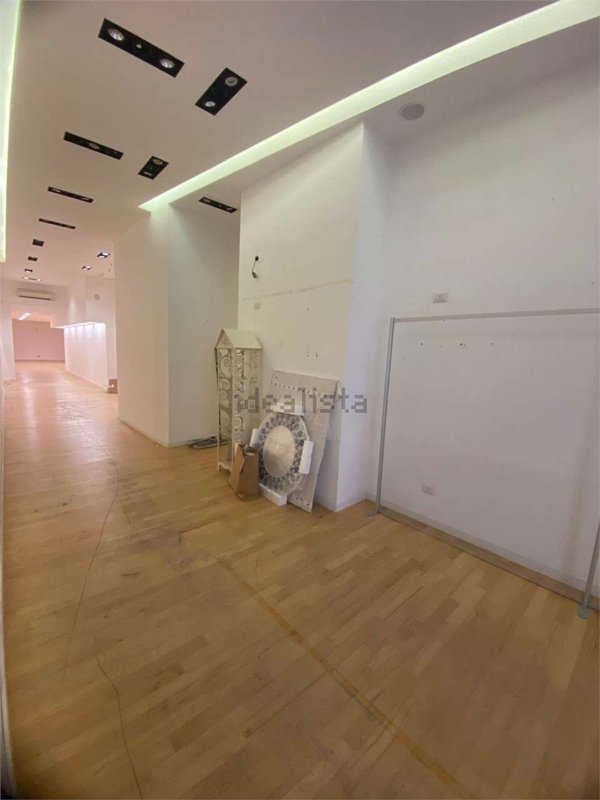 locale commerciale in affitto a Bari in zona Murat