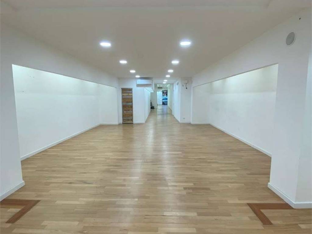 negozio in affitto a Bari in zona Murat