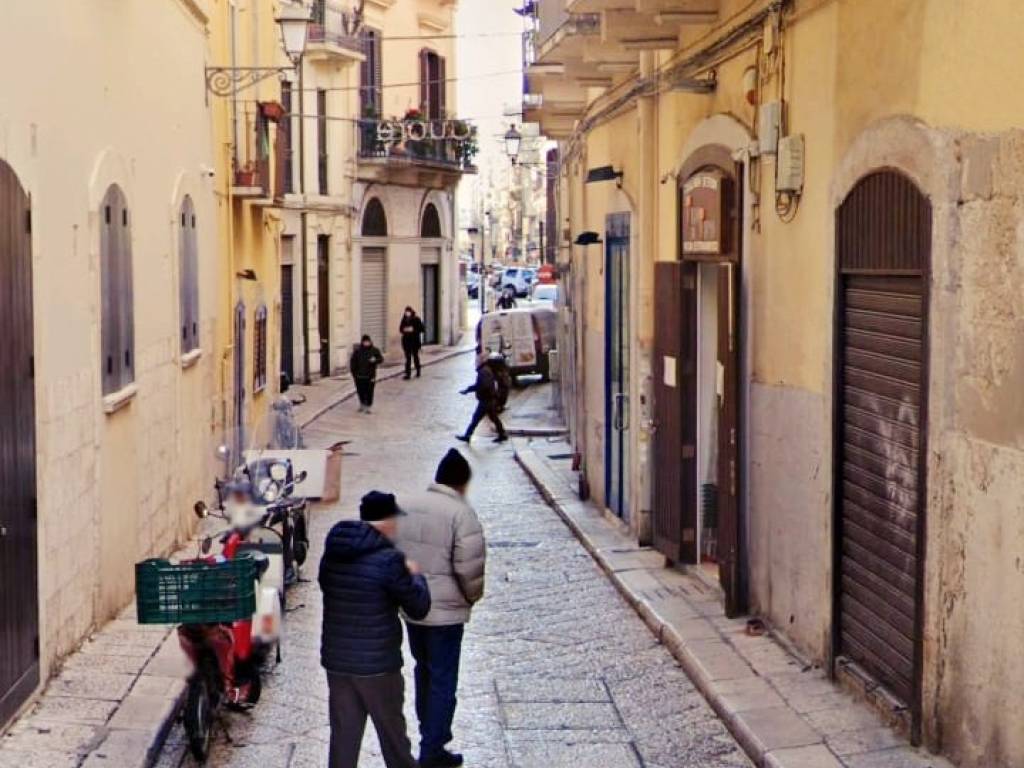 negozio in affitto a Bari in zona Città Vecchia