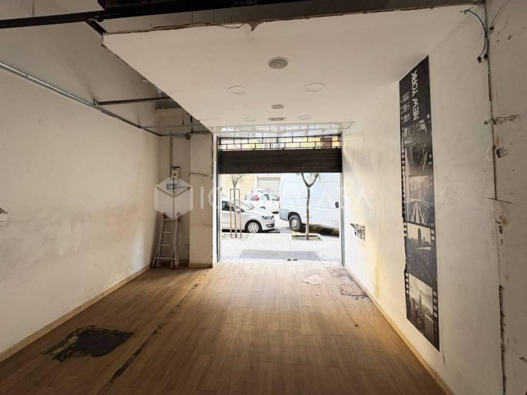 negozio in affitto a Bari in zona Murat