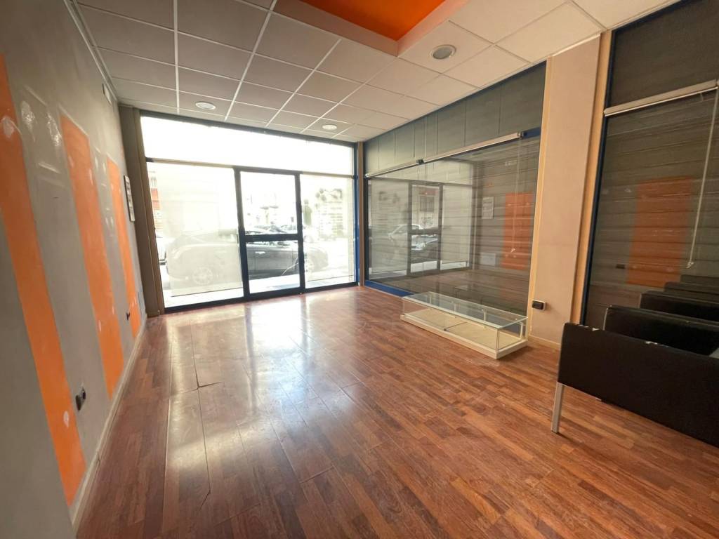 negozio in affitto a Bari in zona Carrassi