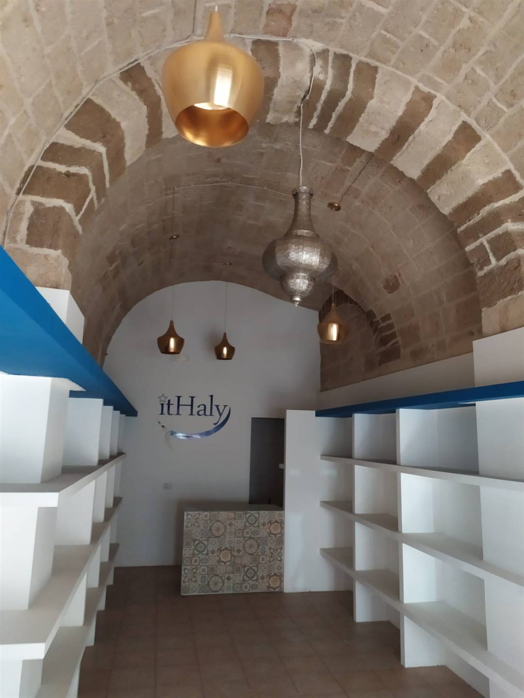 negozio in affitto a Bari in zona Murat