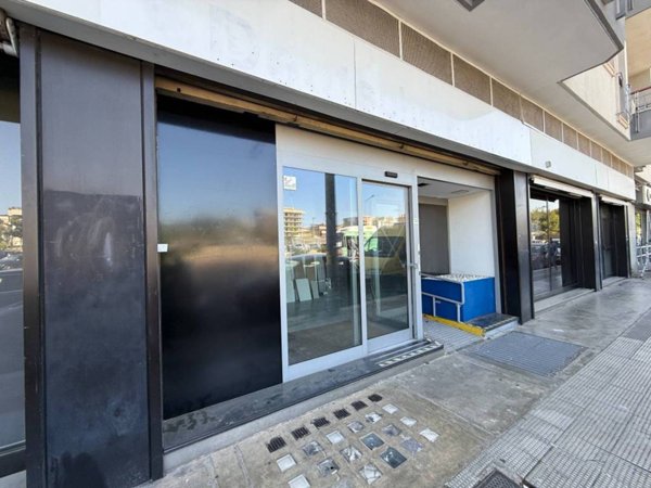negozio in affitto a Bari in zona Carrassi