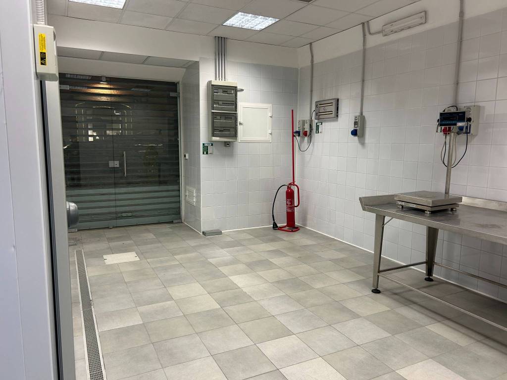 negozio in affitto a Bari in zona Murat