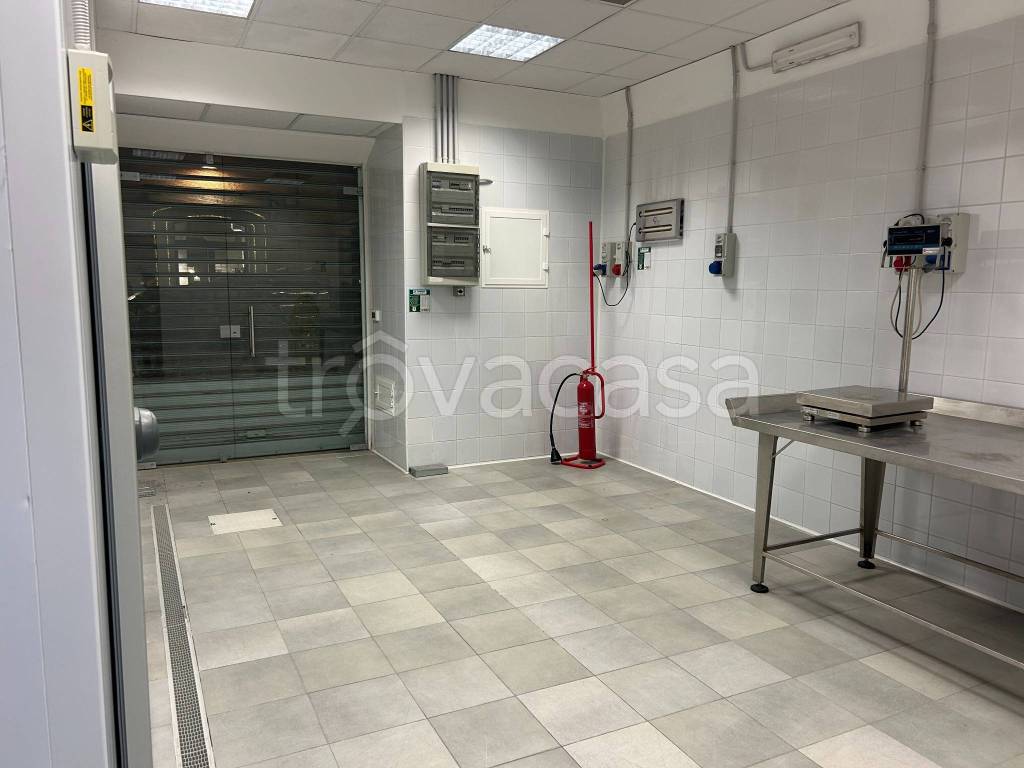 negozio in affitto a Bari in zona Murat