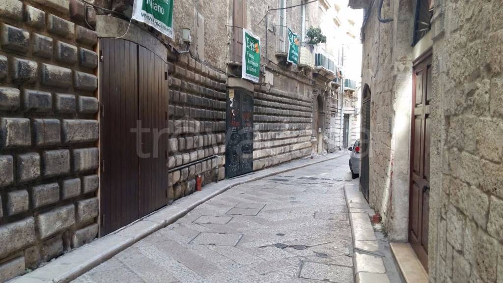 negozio in affitto a Bari in zona Città Vecchia