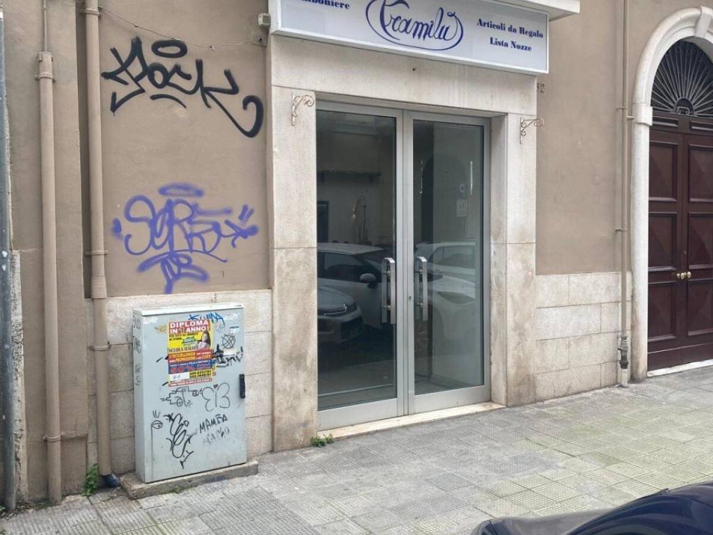negozio in affitto a Bari in zona Murat