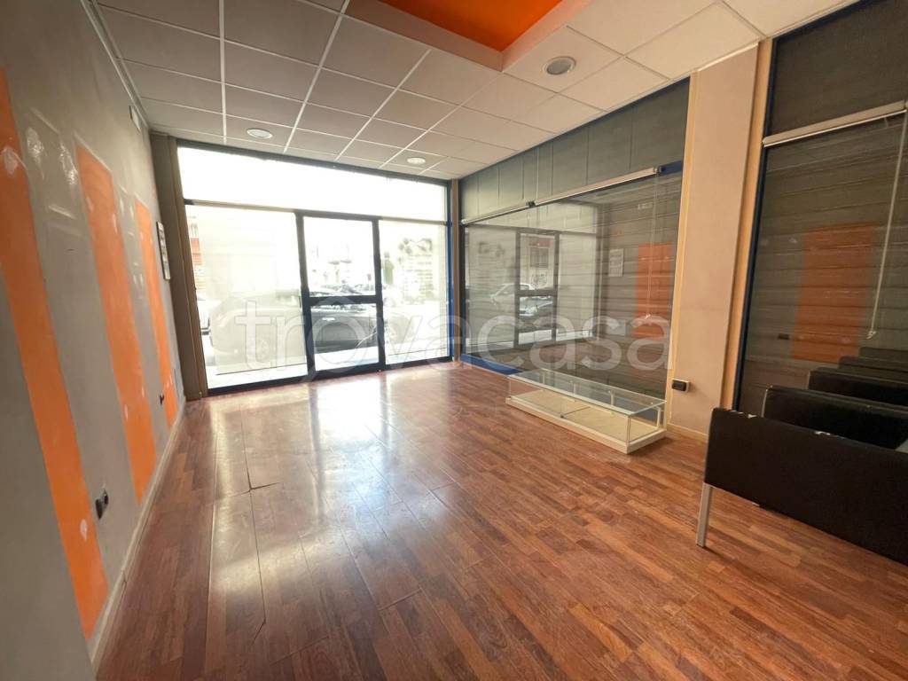 negozio in affitto a Bari in zona Carrassi