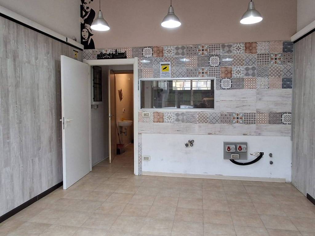 negozio in affitto a Bari in zona Poggiofranco