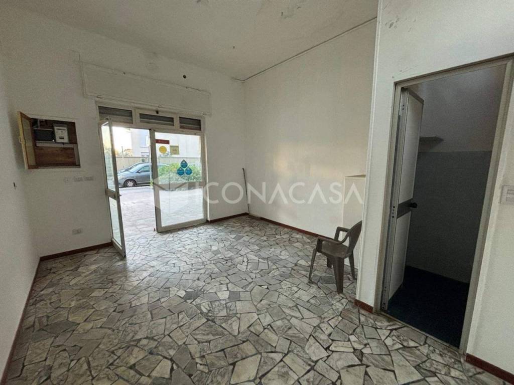 negozio in affitto a Bari in zona Picone