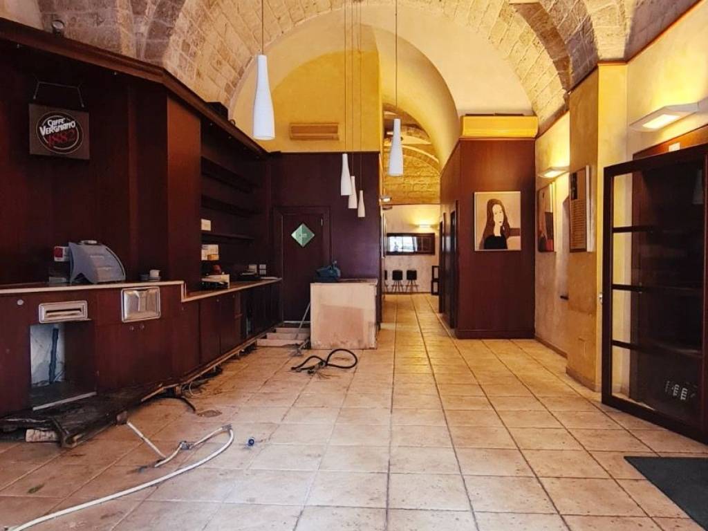 negozio in affitto a Bari in zona Murat