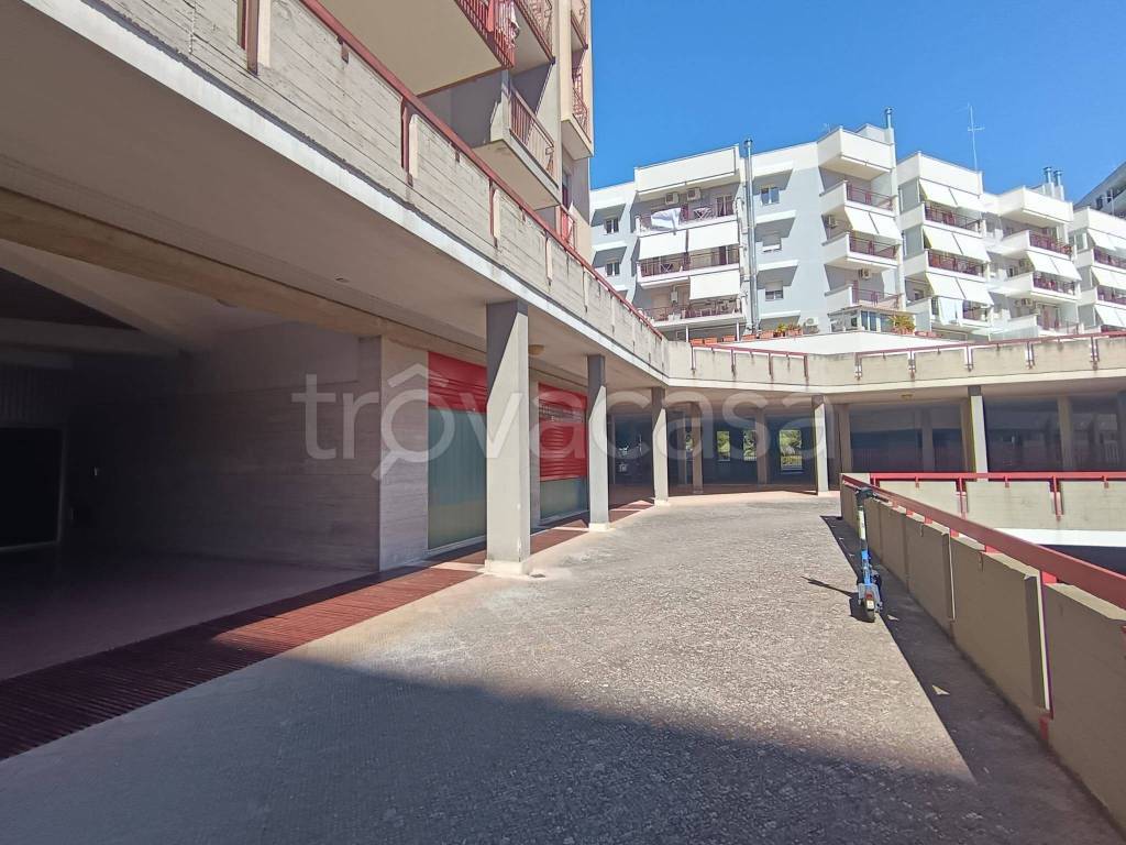 negozio in affitto a Bari in zona Poggiofranco