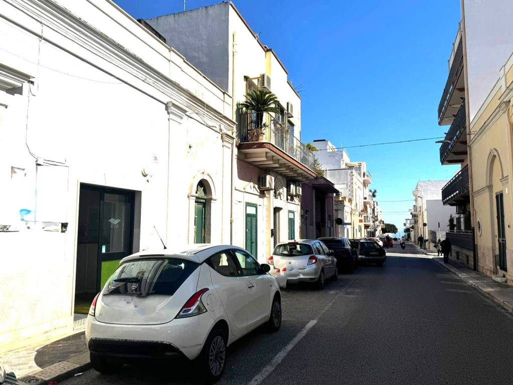 negozio in affitto a Bari in zona Torre a Mare