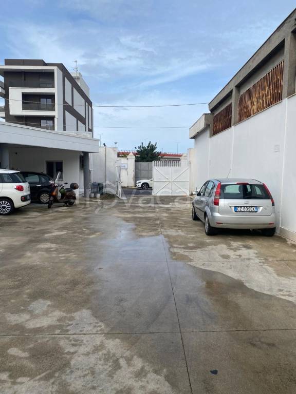 locale commerciale in affitto a Bari in zona Palese/Macchie