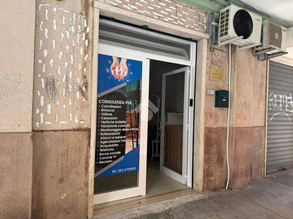 negozio in affitto a Bari in zona Picone