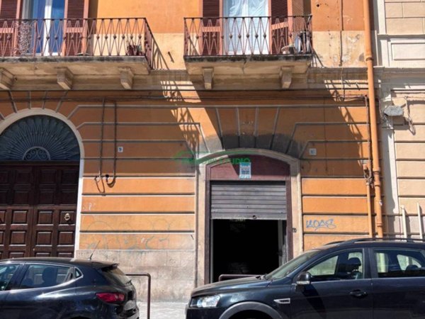 negozio in affitto a Bari in zona Murat