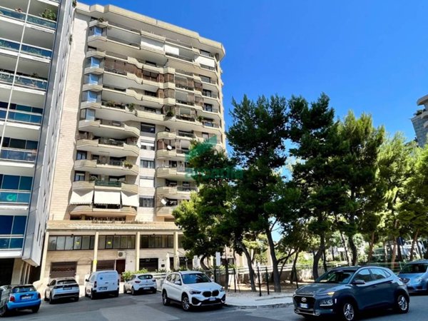 negozio in affitto a Bari in zona Picone