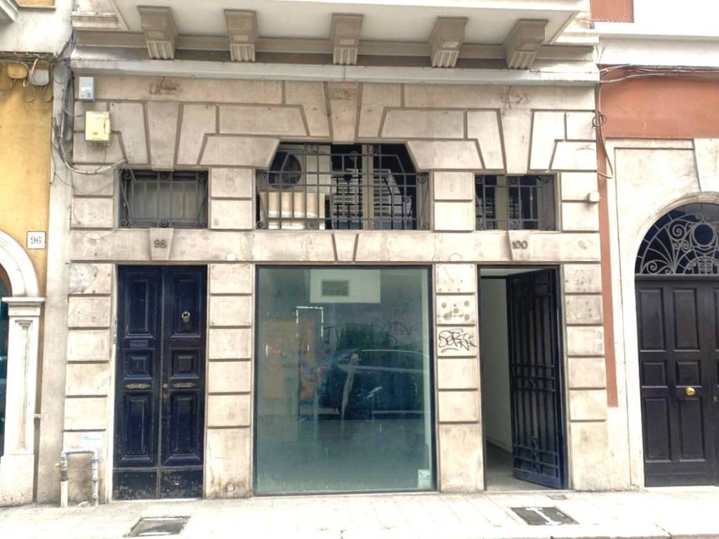negozio in affitto a Bari in zona Murat