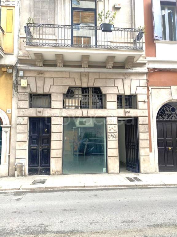 negozio in affitto a Bari in zona Murat