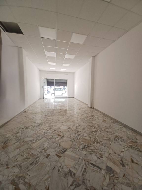 locale commerciale in affitto a Bari in zona Murat