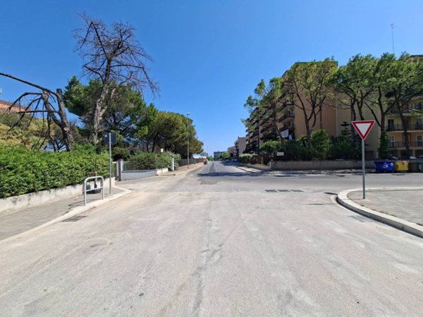negozio in affitto a Bari in zona Japigia