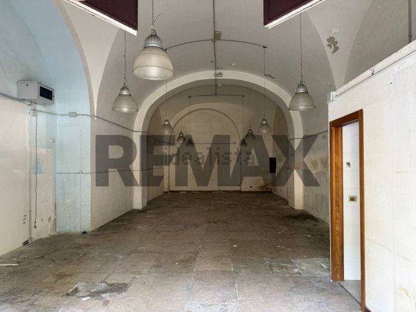 locale commerciale in affitto a Bari in zona Murat