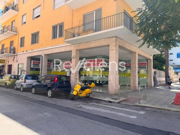 negozio in affitto a Bari in zona Carrassi