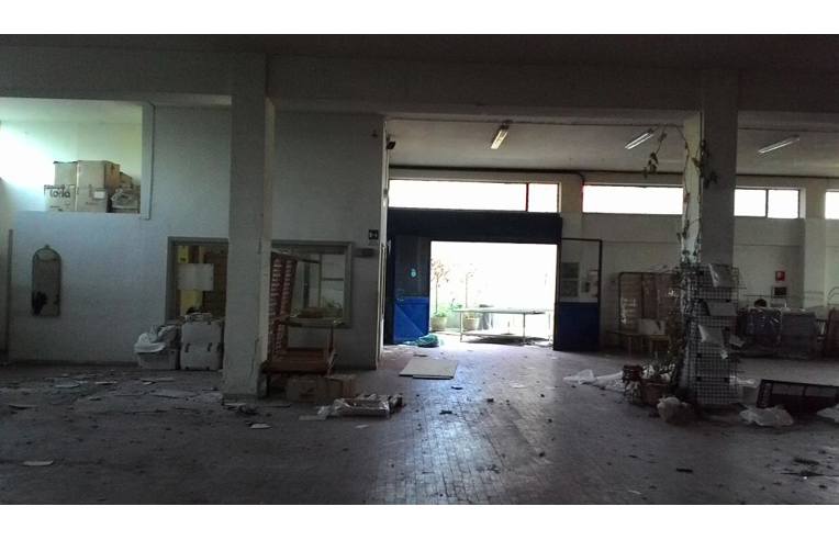 locale commerciale in affitto a Bari in zona Stanic