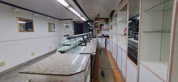 locale commerciale in affitto a Bari in zona Libertà