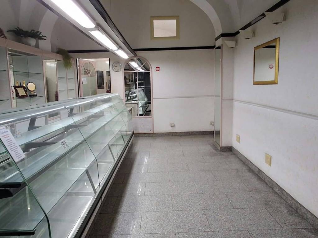 locale commerciale in affitto a Bari in zona Libertà