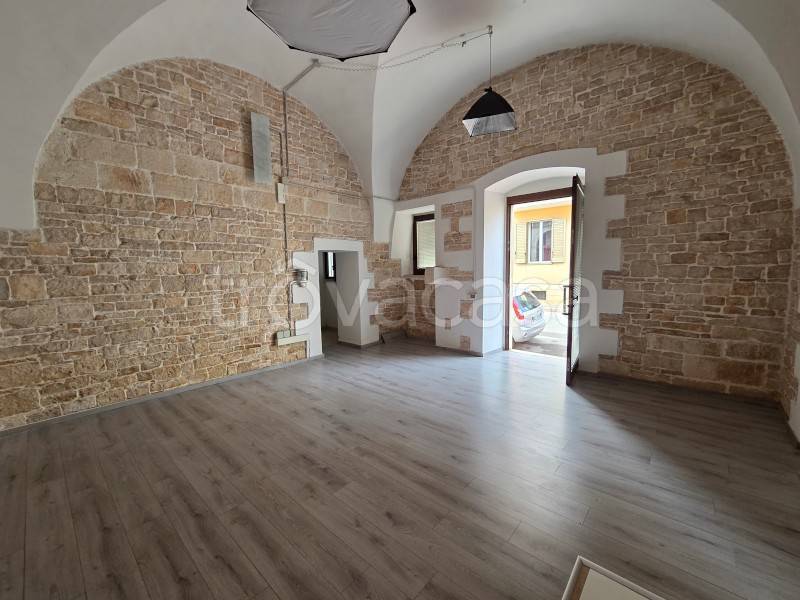 negozio in affitto a Bitetto