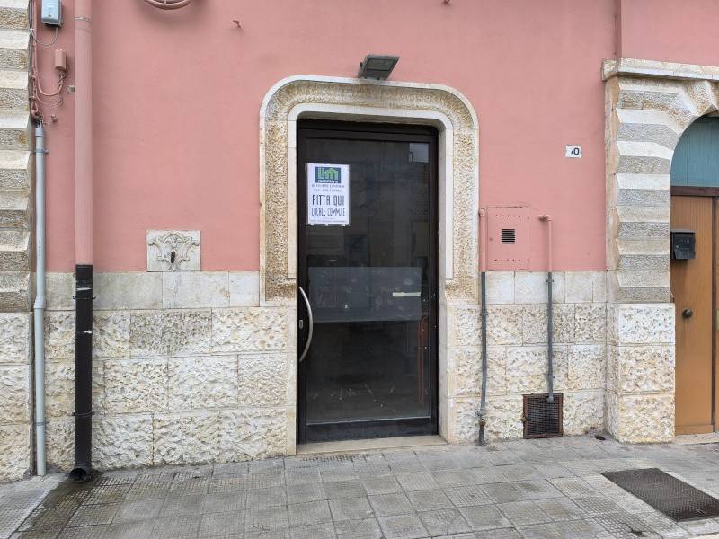 negozio in affitto a Bitetto